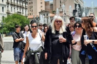 Η Πάολα Ρεβενιώτη ξετυλίγει το κουβάρι των αναμνήσεων κατά τη διάρκεια του Ερωτικού Περιπάτου